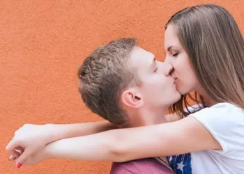 Những câu Thả Thính Về Nụ Hôn